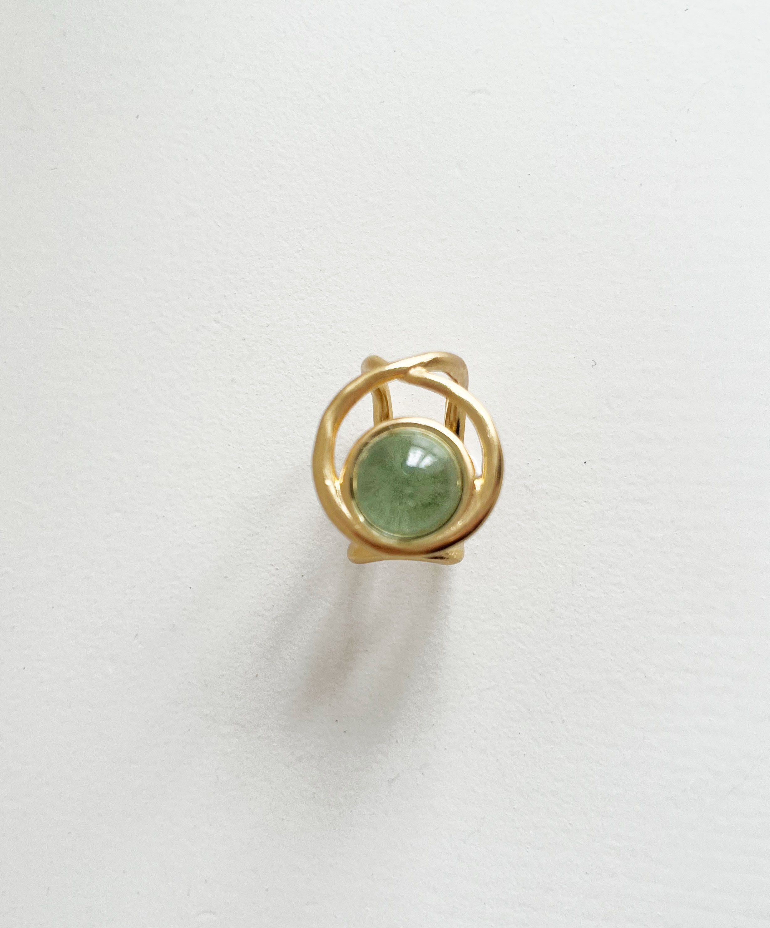 une chevalière eclipse vue de dessus en vermeil, avec la perle de verre de Murano coloris menthe givrée